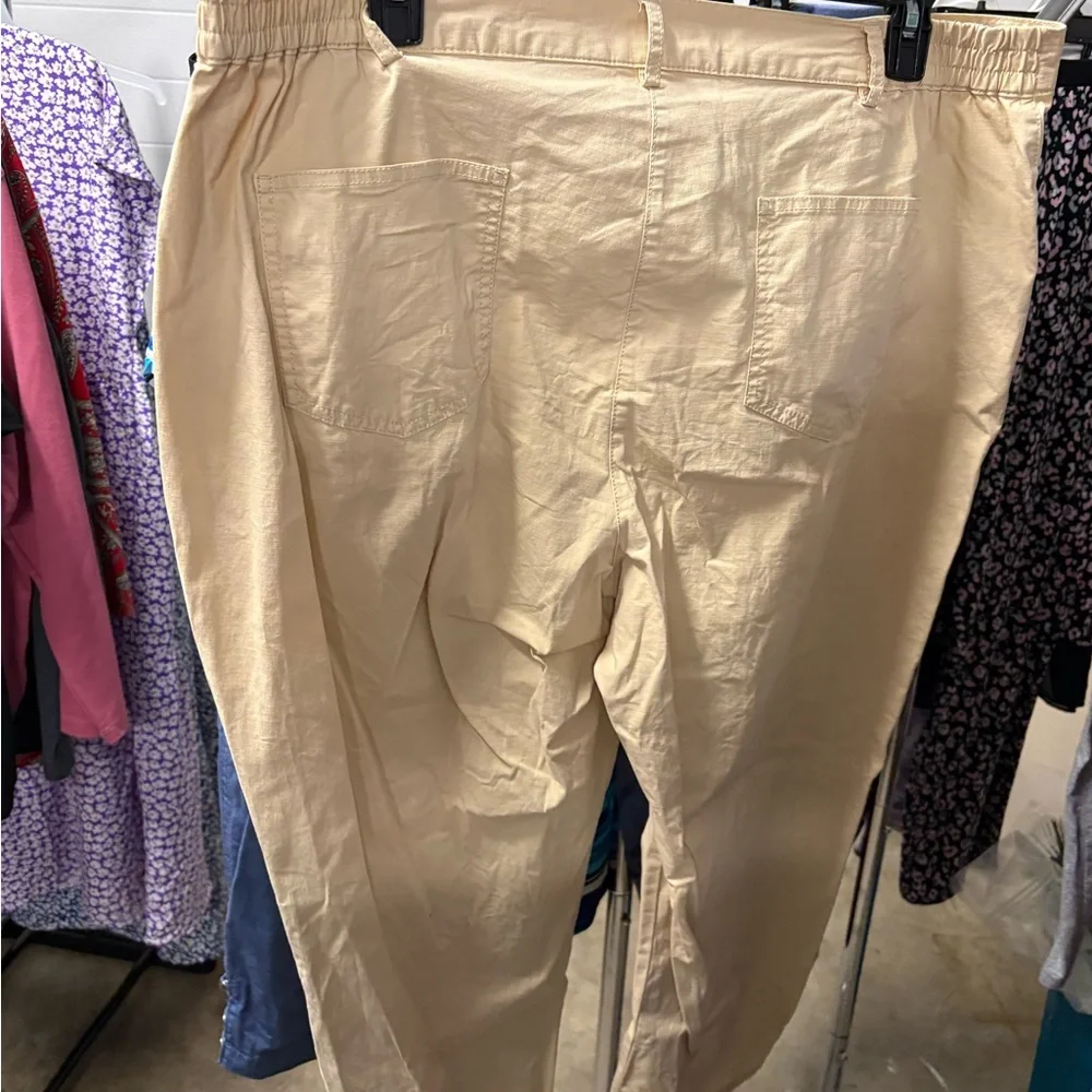Ruby Rd. Cream Capris - Picture 2 of 4
